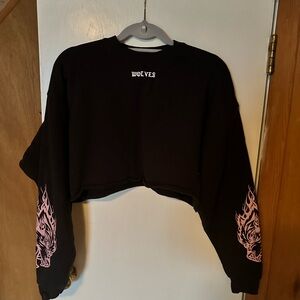 Used- worn 1 time crop top gray/black with pink on the sleeves
